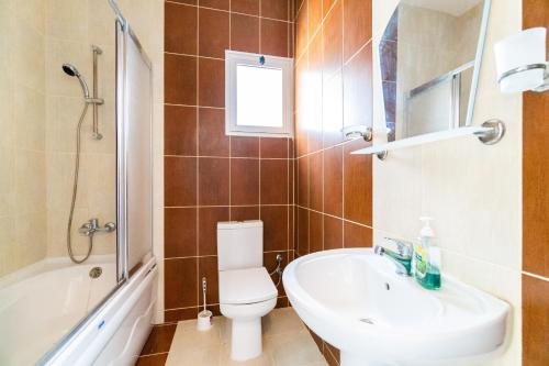y baño con lavabo, aseo y bañera. en Beautiful & Quiet Two-Bedroom Apartment with Private Garden Lukomorye C1, en Kyrenia