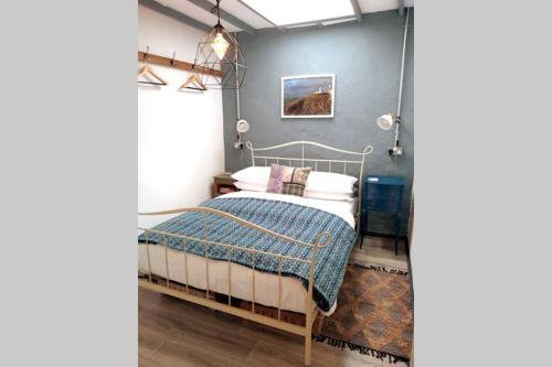 Tempat tidur dalam kamar di Cattle Shed Cottage