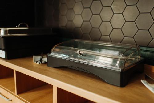 a toaster sitting on top of a wooden table at Roa Guesthouse in Blaj