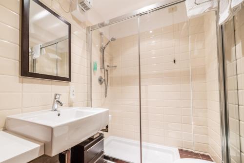 a bathroom with a sink and a shower at Ravelli Sporting in Mezzana