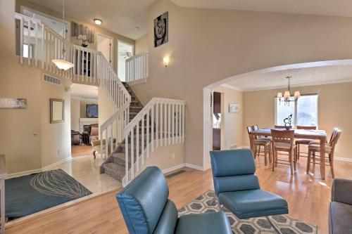 Χώρος καθιστικού στο Cozy Centennial Home with Fenced-In Backyard!