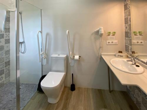 a bathroom with a toilet and a sink and a shower at Mda Playa del Cantal in Mojácar