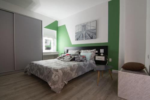 sypialnia z łóżkiem i zieloną ścianą w obiekcie Filip w Belgradzie