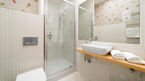 La salle de bains est pourvue d'un lavabo et d'une douche. dans l'établissement Apartamenty EverySky - Górna 8, à Jelenia Góra