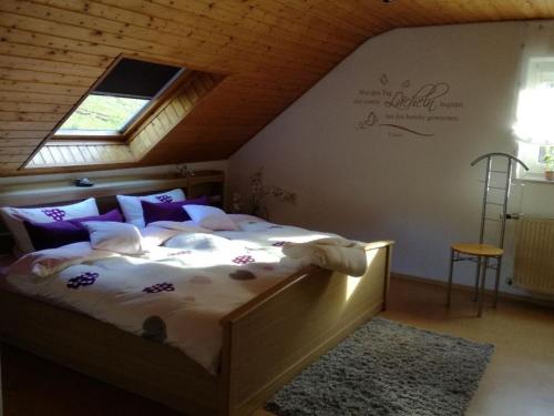 Un pat sau paturi într-o cameră la An den Kleeäckern 4 Haus mit Herz