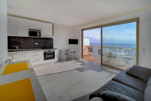 une cuisine et un salon avec vue sur l'océan dans l'établissement IMMOGROOM - Panoramic View - quiet - AC - bright, à Cannes