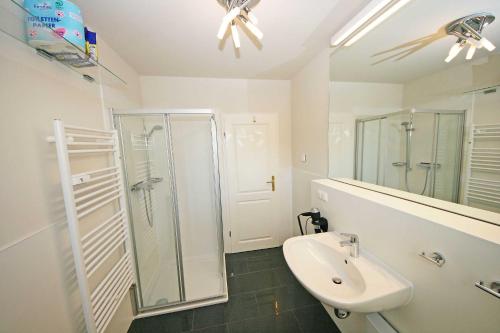 A bathroom at Haus Sanddorn Whg 05 mit 2 Balkone