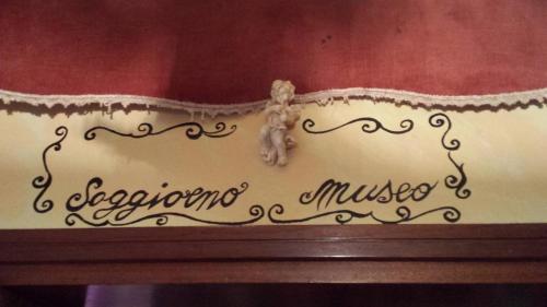 a white table with a sign that saysceptionsamines misuse at Art B&B La Casa del Pittore in Revine Lago
