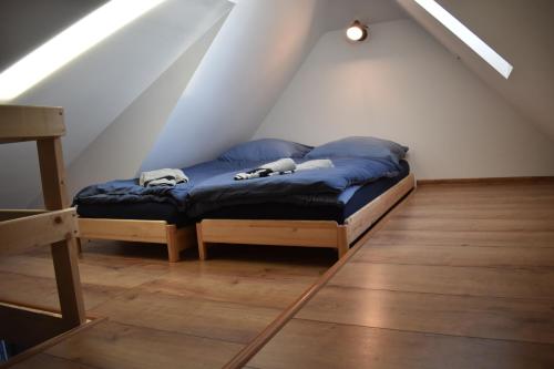 een kamer met een bed op de zolder bij Penzion Beskydkrby in Ostravice