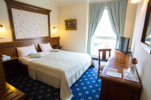 A bed or beds in a room at Hotel Casa De La Rosa