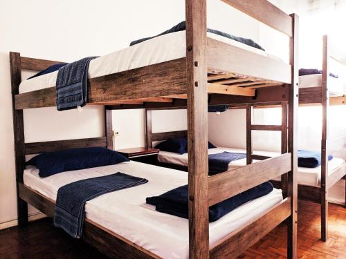 Habitación con litera y 2 literas en Deck Hostel Taquaral, en Campinas