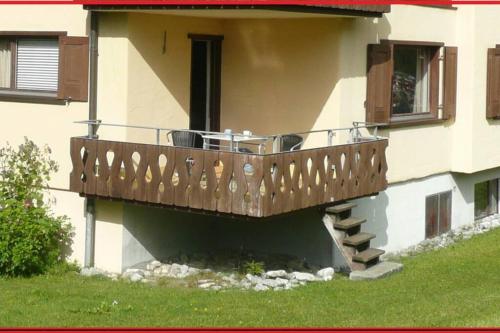 - un balcon sur le côté du bâtiment dans l'établissement Appartement in Hus Signal met prachtig uitzicht op de bergen, à Klosters Serneus