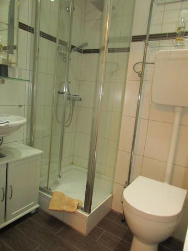 ein Bad mit einer Dusche, einem WC und einem Waschbecken in der Unterkunft Ostseeferienparadies Heiligenhafen in Heiligenhafen