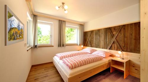 1 dormitorio con sofá y 2 ventanas en Haus Pferscher, en Barbiano
