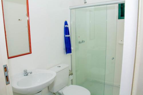 HOTEL MONTANAS في نوفا فريبورغو: حمام مع مرحاض ومغسلة ودش
