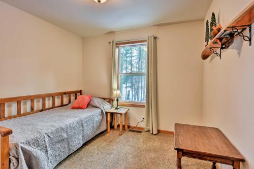 Krevet ili kreveti u jedinici u okviru objekta Family-Friendly Getaway with Tainter Lake Access!