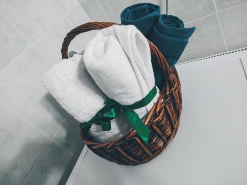 - Cesta con toallas en el suelo del baño en Jasmine Apartment - Your Perfect Nafplio Escape, en Nauplia