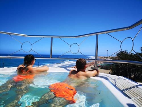 Επισκέπτες που μένουν στο Atlantic Beach Club