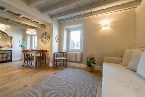 een woonkamer met een bank en een tafel bij Oltrarno Real Mood Florentine Apartment in Florence