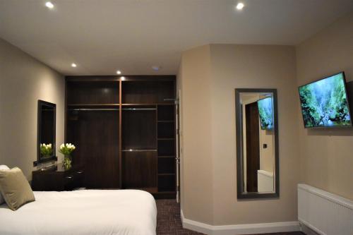 Una cama o camas en una habitación de The Birches Killarney