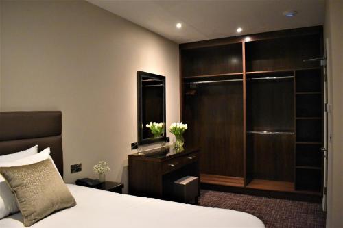 Una cama o camas en una habitación de The Birches Killarney