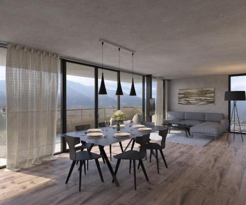 Marchegg Apartments في ناتورنو: غرفة طعام مع طاولة وكراسي وأريكة