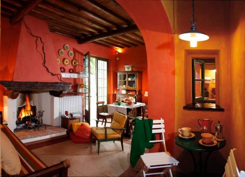sala de estar con paredes de color naranja y chimenea en I Veroni - Agriturismo and Wine Cellar, en Pontassieve