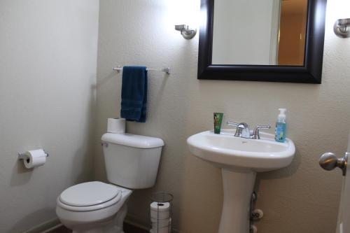 Gallery image of Old Fort Loft King & Queen suites nearest accomodation to Marshals Museum power your EV for free! in Fort Smith
