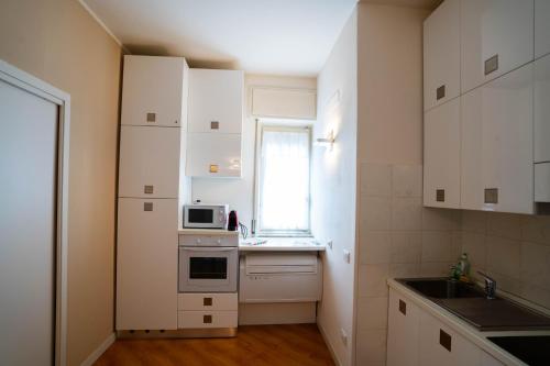 Ett kök eller pentry på V12 Apartments - Alfieri 2A