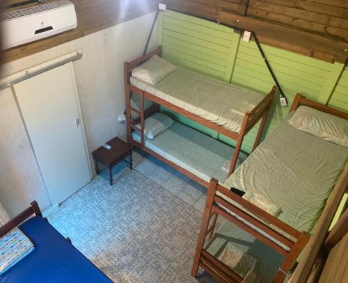 an overhead view of a room with two bunk beds at Hostel Encantadas Ecologic in Ilha do Mel