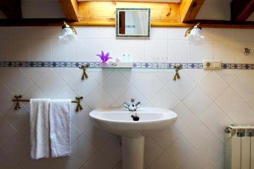 A bathroom at Hotel Rural La Casa De Pasarón