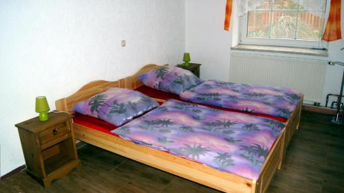 1 Schlafzimmer mit 2 Einzelbetten und einem Nachttisch in der Unterkunft Gästewohnung am Thümmlitzwald in Grimma