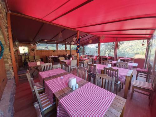 widok na restaurację z różowymi stołami i krzesłami w obiekcie Şirince Klaseas Hotel&Restaurant w mieście Selçuk