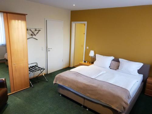 a bedroom with a large bed in a room at Hotel Knipper in Lastrup