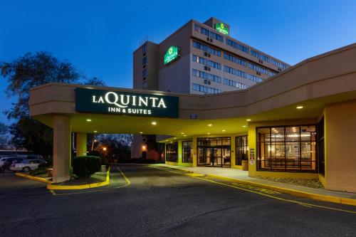 a hotel with a sign that reads la quinta inn and suites at La Quinta by Wyndham Secaucus Meadowlands in Secaucus