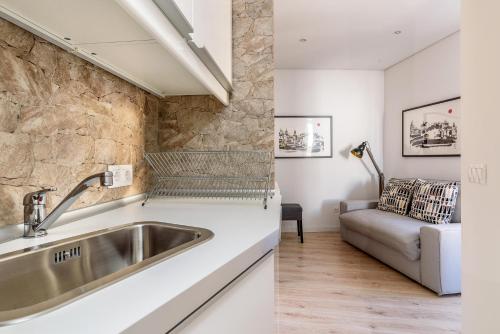 Afbeelding uit fotogalerij van ALTIDO Cosy 1-bed flat with seaview in Alfama in Lissabon