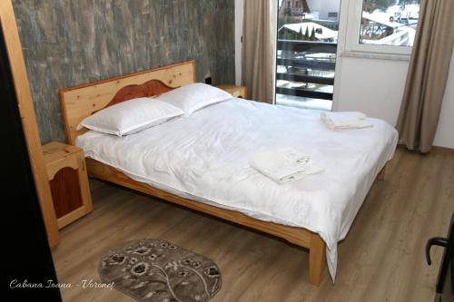 Tempat tidur dalam kamar di Cabana Ioana