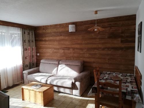 un salon avec un canapé et une table dans l'établissement Studio pour 4 personnes, à Saint-Chaffrey