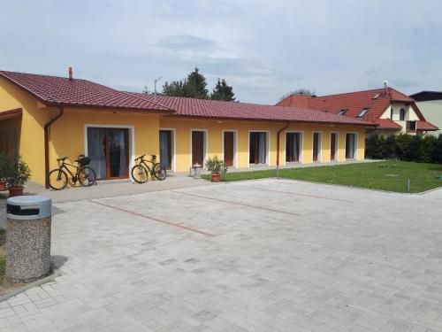 ein Gebäude mit Fahrrädern, die draußen geparkt sind in der Unterkunft Penzion Loren in Franzensbad