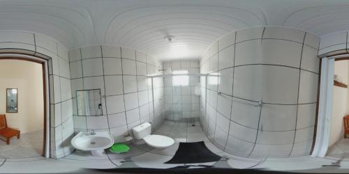 Een badkamer bij Suítes Eu
