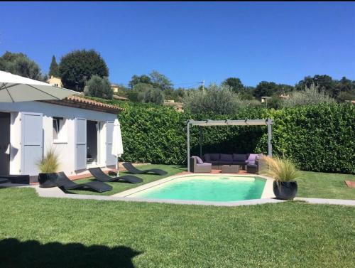 une piscine dans une cour à côté d'une maison dans l'établissement Villa moderne ***** proche mer et montagne ., à Vence