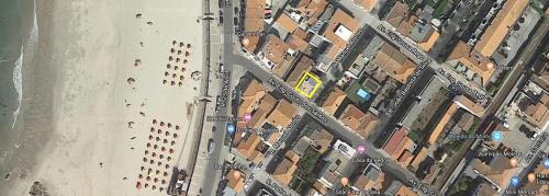 an overhead view of a beach with buildings and buildings at Casas dos Seixos in Moledo
