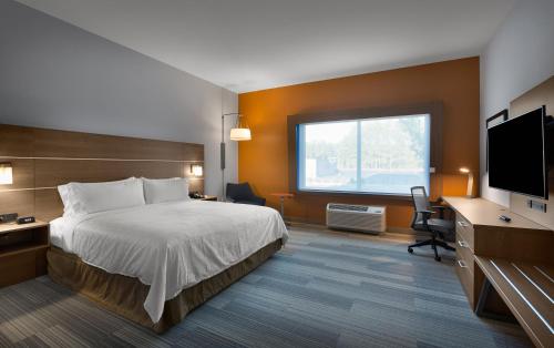 Телевизор и/или развлекательный центр в Holiday Inn Express & Suites - Fayetteville South by IHG