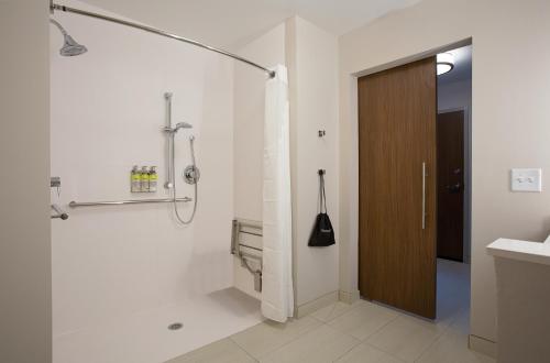 Ванная комната в Holiday Inn Express & Suites - Fayetteville South by IHG