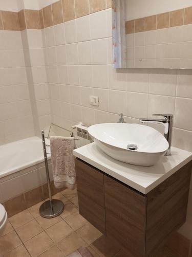 a bathroom with a sink and a toilet and a tub at Casa Vacanze Indaco in Mascali