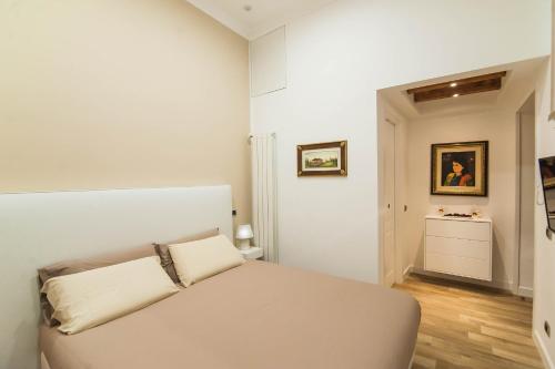 biała sypialnia z łóżkiem w pokoju w obiekcie Solimena House 44 w mieście Nocera Inferiore