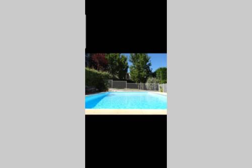 une photo d'une piscine dans une maison dans l'établissement Appartement des amoureux, à Uzès