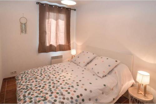 - une petite chambre avec un lit doté d'oreillers à baldaquin dans l'établissement Appartement des amoureux, à Uzès
