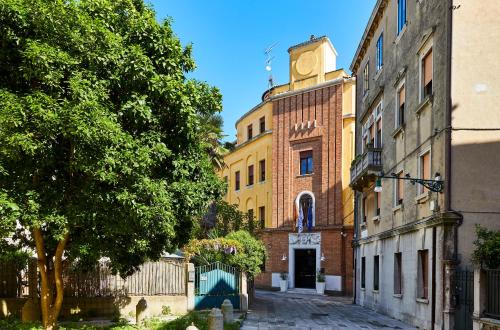 un edificio con una torre dell'orologio sopra di Hotel Indigo Venice - Sant'Elena, an IHG Hotel a Venezia