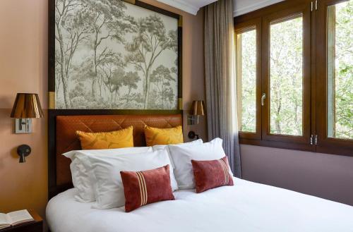 a bedroom with a large white bed with pillows at Hotel Indigo Venice - Sant'Elena by IHG in Venice
